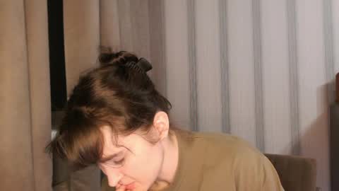 Snapshot of pineapple__mood chatting on May 5, 5:43 pm online show from May 5, 5:43 pm
