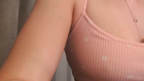 Snapshot of pineapple__mood chatting on May 24, 6:24 pm online show from May 24, 6:24 pm