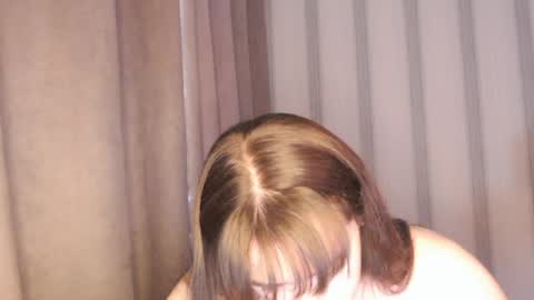 Snapshot of pineapple__mood chatting on May 27, 10:12 am online show from May 27, 10:12 am