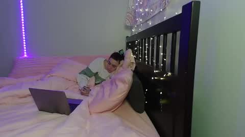 Snapshot of pink_tv chatting on November 11, 4:01 am pink_tv online show from November 11, 4:01 am