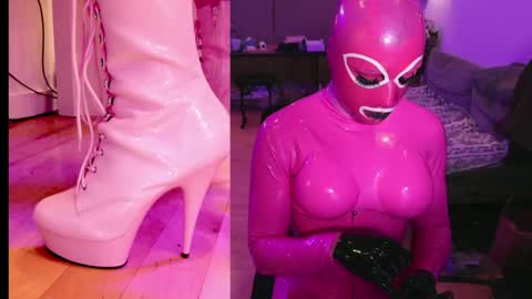 Snapshot of pinklatexgurl chatting on December 14, 9:41 pm pinklatexgurl online show from December 14, 9:41 pm