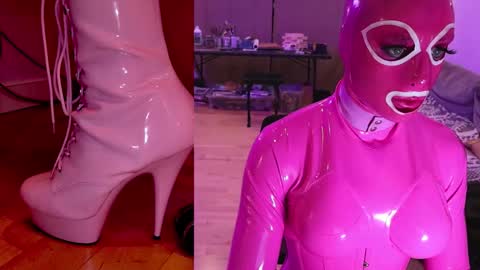 Snapshot of pinklatexgurl chatting on December 19, 11:12 pm pinklatexgurl online show from December 19, 11:12 pm