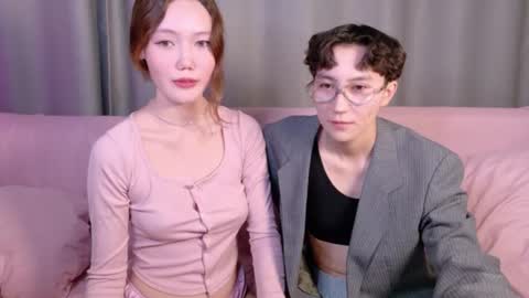 Snapshot of pinkylovers chatting on July 18, 10:02 pm Li long hair and Ru short hair online show from July 18, 10:02 pm