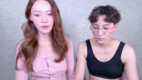 Snapshot of pinkylovers chatting on July 19, 1:48 pm Li long hair and Ru short hair online show from July 19, 1:48 pm