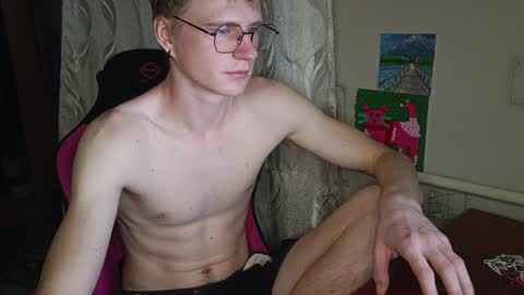 Snapshot of pinochetti chatting on January 10, 10:04 pm Incubus online show from January 10, 10:04 pm