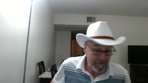 Snapshot of pipewizard chatting on March 3, 12:48 am pipewizard online show from March 3, 12:48 am