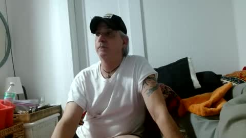 Snapshot of pirate334 chatting on May 25, 4:29 am pirate334 online show from May 25, 4:29 am