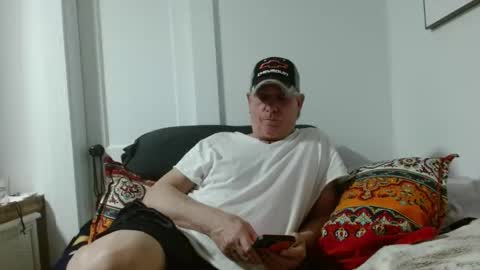Snapshot of pirate334 chatting on May 27, 1:35 am pirate334 online show from May 27, 1:35 am