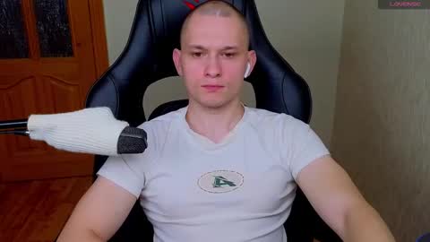 Snapshot of pistonpojizni chatting on December 31, 5:11 am STRONGBEAUTY online show from December 31, 5:11 am