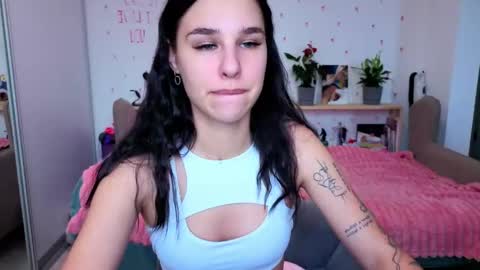 Snapshot of pixie_molly chatting on June 8, 8:58 am Molly online show from June 8, 8:58 am