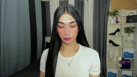 pixiedoll_ online show from March 17, 5:33 am