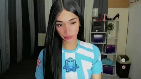 pixiedoll_ online show from May 24, 7:46 am
