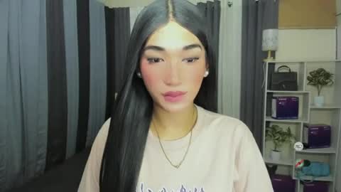pixiedoll_ online show from June 17, 7:22 am