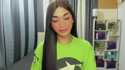 pixiedoll_ online show from June 26, 7:24 am