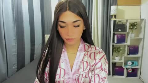 pixiedoll_ online show from June 30, 6:25 am