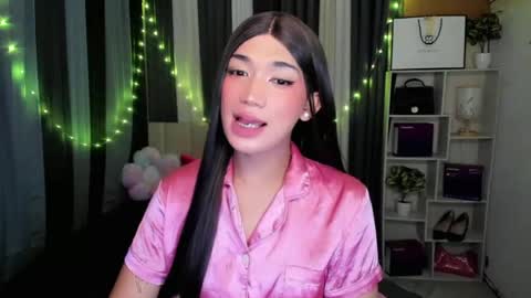 pixiedoll_ online show from July 28, 7:37 am
