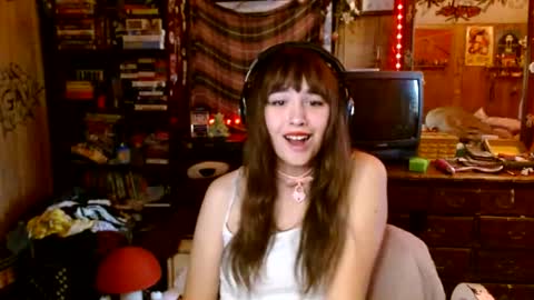 Snapshot of pixinun chatting on October 23, 8:07 pm Izzy online show from October 23, 8:07 pm