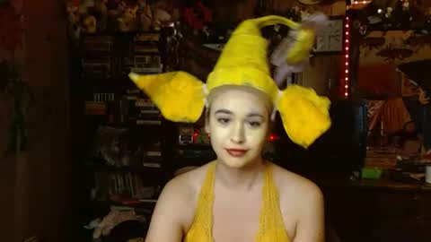 Snapshot of pixinun chatting on October 31, 7:59 pm Izzy online show from October 31, 7:59 pm