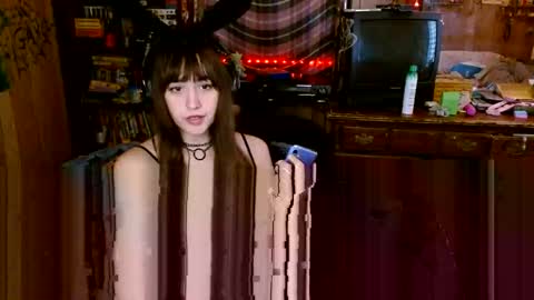 Snapshot of pixinun chatting on November 10, 5:01 pm Izzy online show from November 10, 5:01 pm