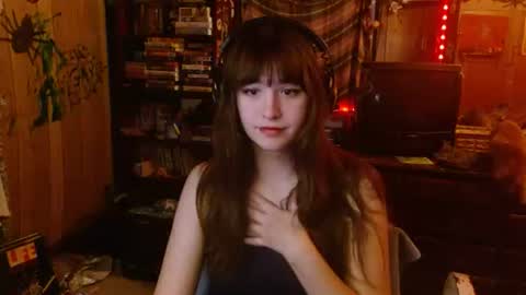 Snapshot of pixinun chatting on December 1, 12:48 am Izzy online show from December 1, 12:48 am