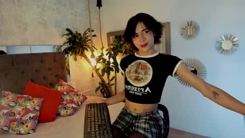 Snapshot of pixy_20 chatting on January 30, 2:27 am cris online show from January 30, 2:27 am