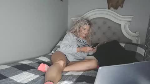 Snapshot of platinum_princess_nicole chatting on October 22, 12:00 am platinum_princess_nicole online show from October 22, 12:00 am