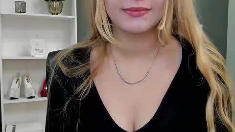 Snapshot of playgirl_valeria chatting on September 15, 8:53 pm Valeria online show from September 15, 8:53 pm