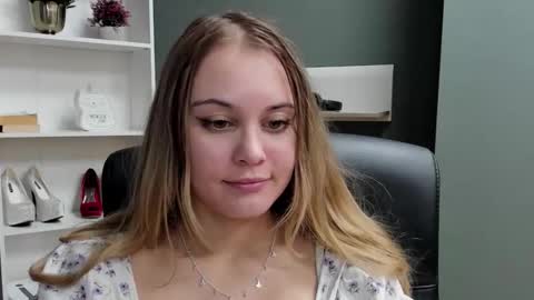 Snapshot of playgirl_valeria chatting on December 14, 7:51 pm Valeria online show from December 14, 7:51 pm