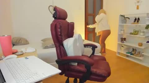 Snapshot of pleasurewitch chatting on March 6, 8:59 pm PleasureWitch online show from March 6, 8:59 pm