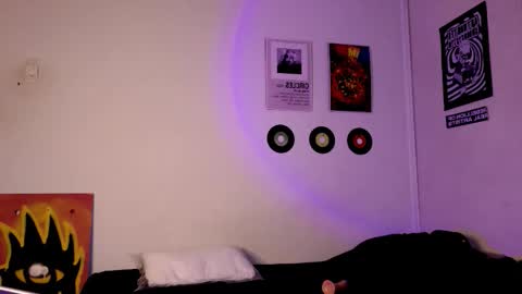 Snapshot of plutonbluemoon_999 chatting on September 30, 3:44 am online show from September 30, 3:44 am