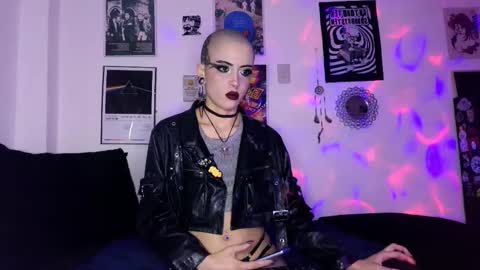 Snapshot of plutonbluemoon_999 chatting on October 20, 2:12 am online show from October 20, 2:12 am
