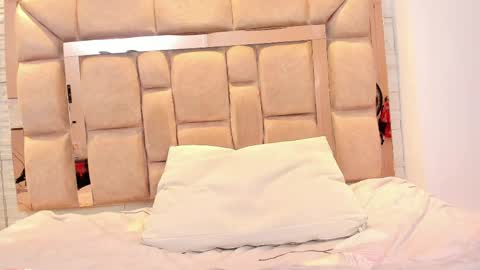 Snapshot of pocahontas_pow chatting on May 11, 4:04 pm Pocahontas online show from May 11, 4:04 pm