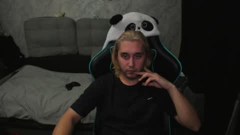 Snapshot of pohyi_ chatting on March 15, 2:45 pm pohyi_ online show from March 15, 2:45 pm