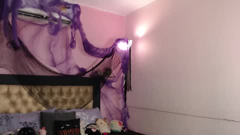 Snapshot of poison_pink chatting on November 3, 1:34 pm poison_pink online show from November 3, 1:34 pm