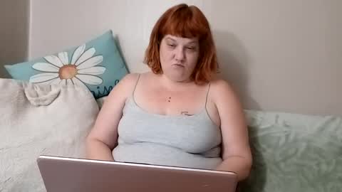 Snapshot of poisonivyvixen chatting on January 15, 3:43 am Poison Ivy online show from January 15, 3:43 am