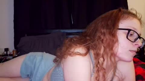 Snapshot of poisonivyy95 chatting on June 26, 2:16 am poisonivyy95 online show from June 26, 2:16 am