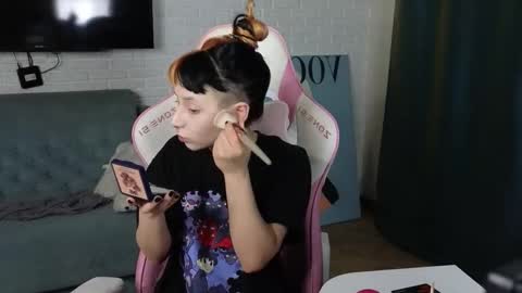 Snapshot of polidevis chatting on November 23, 1:33 pm Candytrain online show from November 23, 1:33 pm