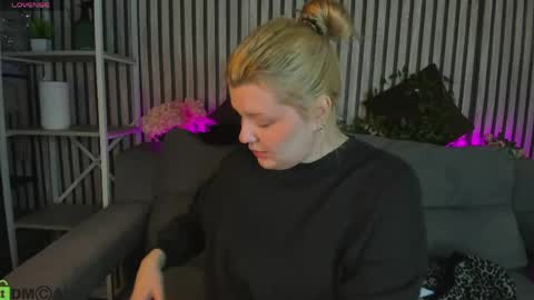 Polly online show from May 23, 1:11 am