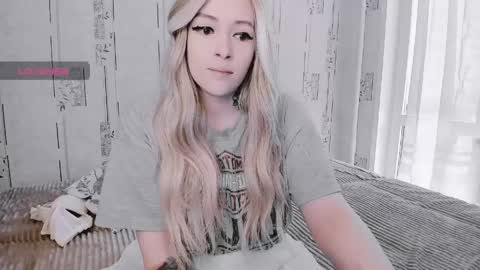 Snapshot of polly_wow chatting on June 8, 8:48 am Polly online show from June 8, 8:48 am