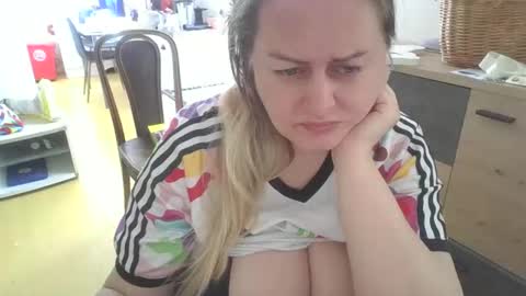 MelissOfficial online show from April 26, 9:40 am