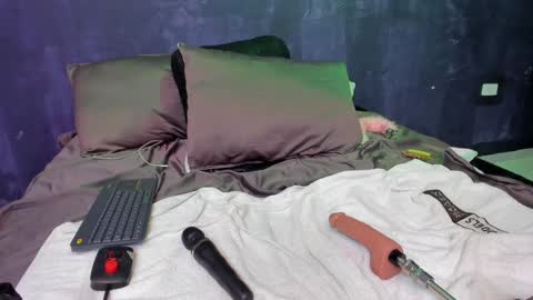 Snapshot of powder__ chatting on February 5, 1:54 pm Powder online show from February 5, 1:54 pm