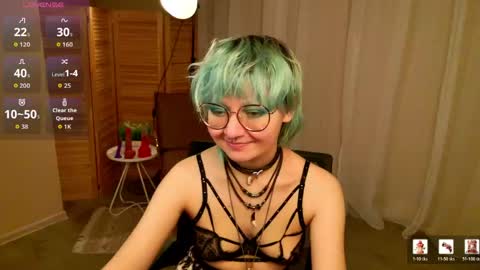 Snapshot of powderofgun chatting on May 9, 8:25 pm powderofgun online show from May 9, 8:25 pm
