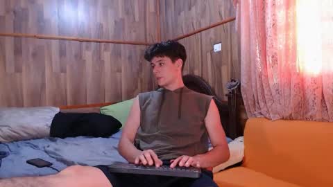 Snapshot of powertwinky chatting on December 18, 7:52 pm chris independent online show from December 18, 7:52 pm