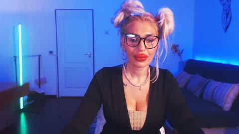 Snapshot of preggyhotmommy chatting on December 22, 1:01 am Victoria online show from December 22, 1:01 am