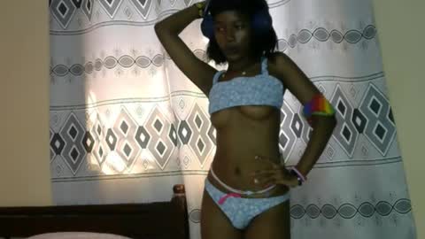 Snapshot of pretty__lisa chatting on December 22, 9:06 am pretty__lisa online show from December 22, 9:06 am