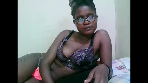 Snapshot of pretty_mellan chatting on January 24, 12:52 am pretty_mellan online show from January 24, 12:52 am