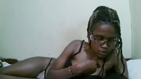 Snapshot of pretty_mellan chatting on February 16, 2:20 am pretty_mellan online show from February 16, 2:20 am