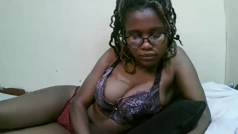 Snapshot of pretty_mellan chatting on March 6, 6:48 pm pretty_mellan online show from March 6, 6:48 pm