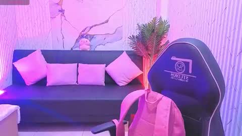 pretty_tay online show from April 25, 11:46 am