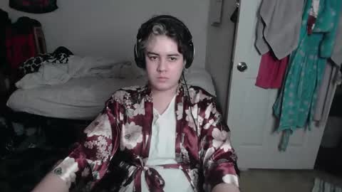 Snapshot of prettyandpeachy chatting on December 23, 12:41 am Mistress Mallad online show from December 23, 12:41 am